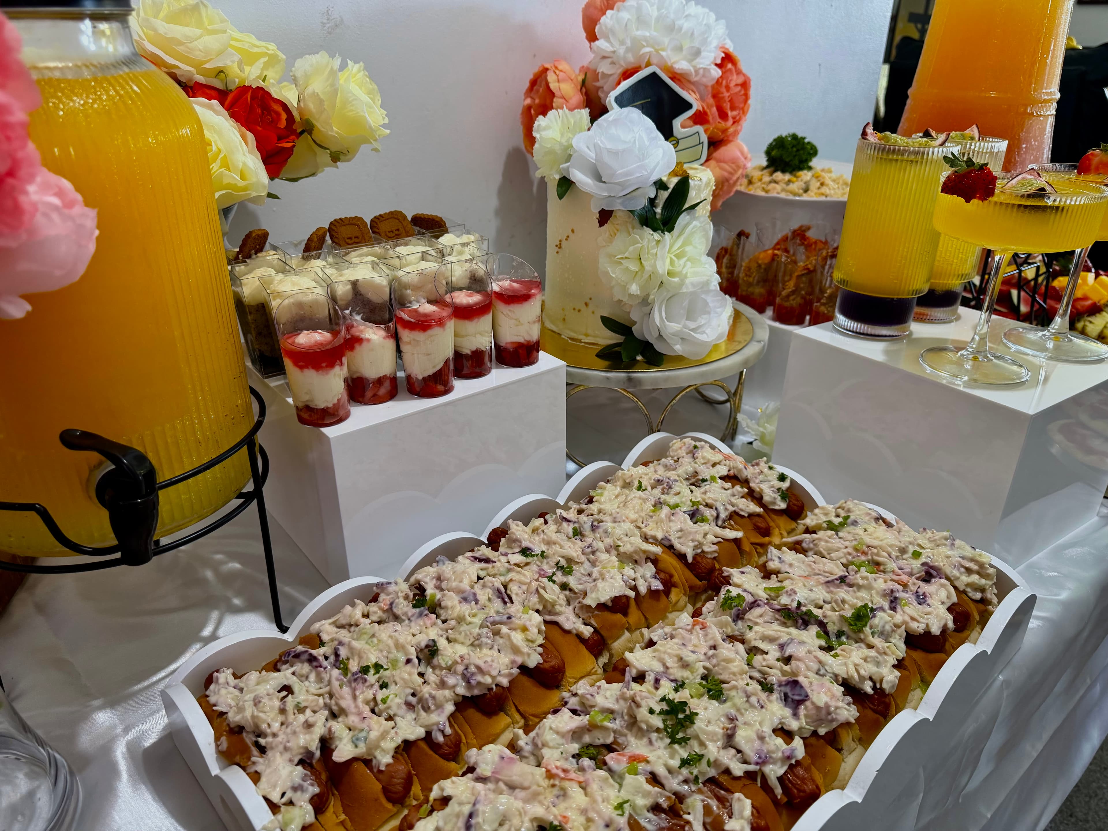 Buffet avec jus et desserts